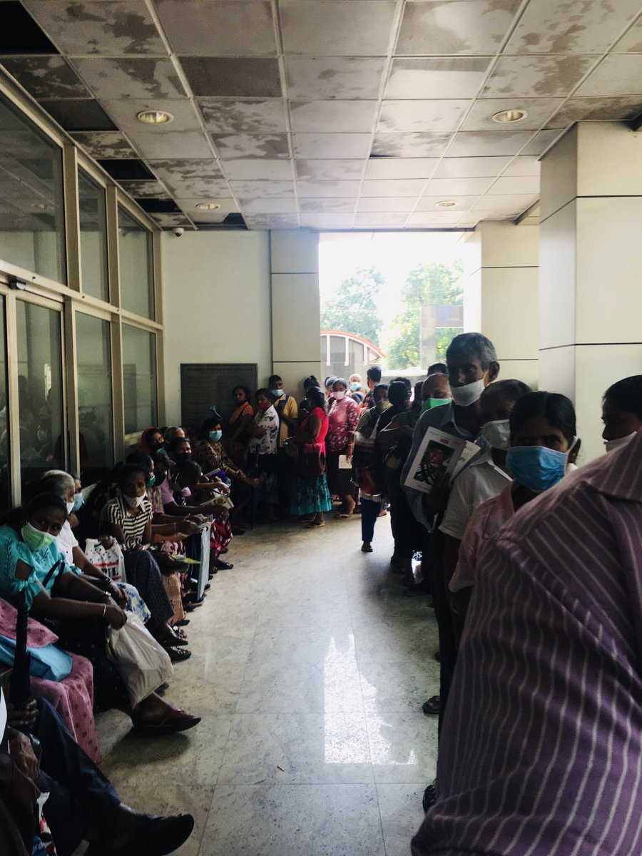 sanjeewabro's tweet photo. මේ ජාතික මහ රෝහලේ අපස්මාර ස්නායු වාට්ටුවයි. අති ගරු ජනාධිපති තුමනී මිනිස්සු ඉතා අපහසු තාවයට පත්වෙමින් ඇත මෙයට පියවරක් ගෙන කටයුතු කරන්න. මෙහි සිටින නස් වරිය මිනිස්සුන්ට කතා කීරීමටවත් නොදනී. මිනිසුන් හට ඉතා තදින් බැන වදිනු ඇත. අතුලත පුටු තිබුනද මිනිස්සු සියල්ලම එලියෙහි සිටුවා ඇත. https://t.co/zBjTfGoFGW