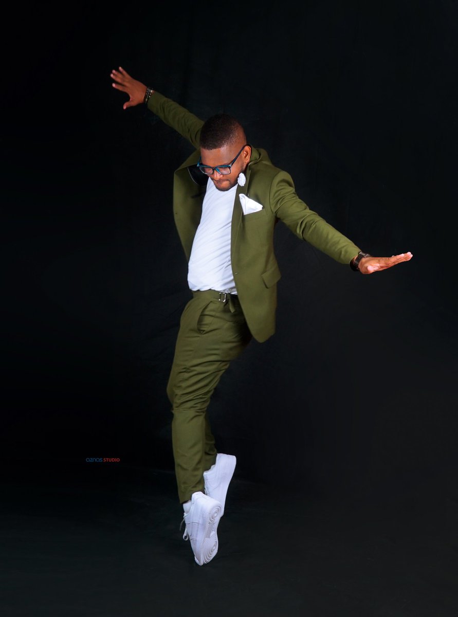 The Green Suit - The most Flexible Suit Color. @mubarac__zaid Dressed by us <a href="/ShatryDar/">Shatry Collection</a> 

#greensuit #menswear #menstyleguide