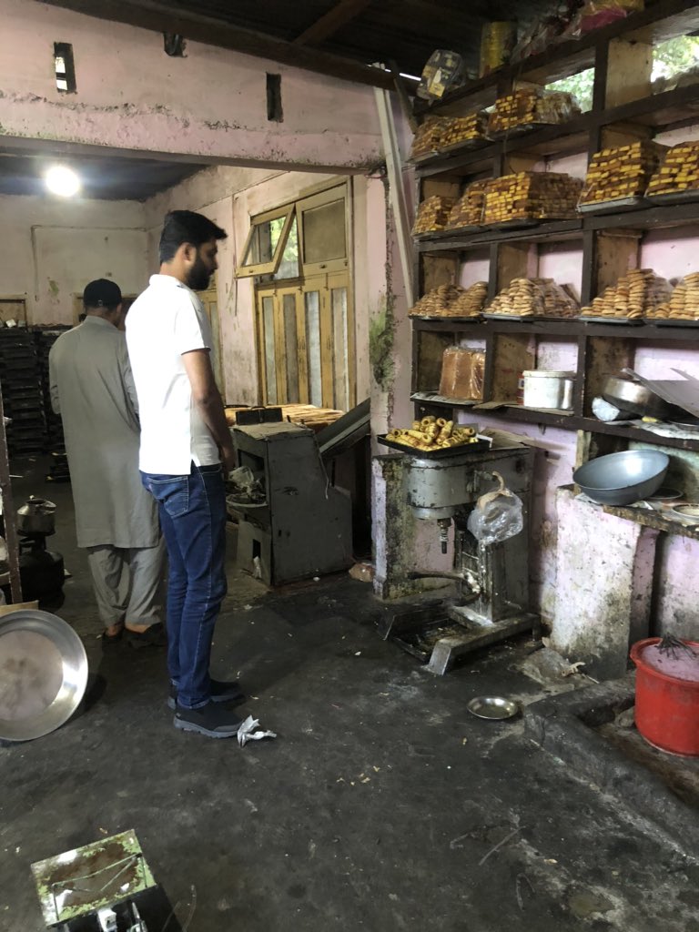 AJuglote's tweet image. اے سی جگلوٹ کیپٹن (ر)عبد  الوھاب اور تحصلدار جگلوٹ صبح صبح تمام بیکری کارخانے سلاٹر ھاوس وغیرہ پے چھاپے ناقص صفائی کی وجہ سے جرمانہ اور آئندہ صفائی کو یقنی بنانے کی ہدایت,,,10 اکتوبر 2020
@DCGILGIT 
#TeamGilgit is at work for people