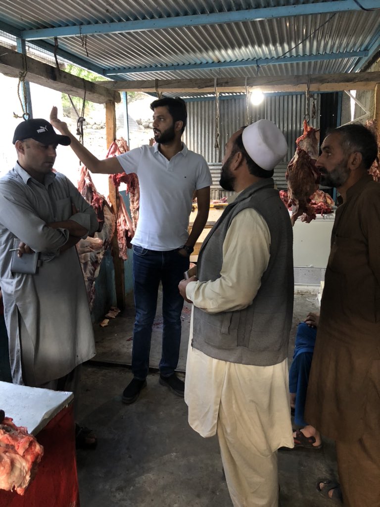 AJuglote's tweet image. اے سی جگلوٹ کیپٹن (ر)عبد  الوھاب اور تحصلدار جگلوٹ صبح صبح تمام بیکری کارخانے سلاٹر ھاوس وغیرہ پے چھاپے ناقص صفائی کی وجہ سے جرمانہ اور آئندہ صفائی کو یقنی بنانے کی ہدایت,,,10 اکتوبر 2020
@DCGILGIT 
#TeamGilgit is at work for people