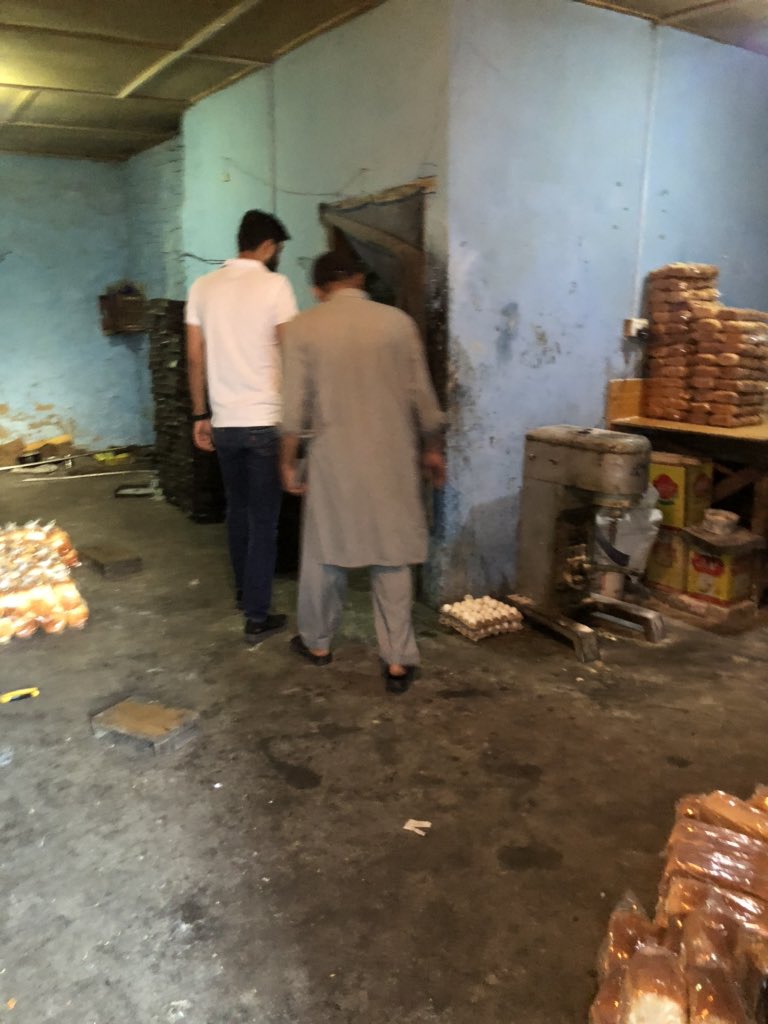 AJuglote's tweet image. اے سی جگلوٹ کیپٹن (ر)عبد  الوھاب اور تحصلدار جگلوٹ صبح صبح تمام بیکری کارخانے سلاٹر ھاوس وغیرہ پے چھاپے ناقص صفائی کی وجہ سے جرمانہ اور آئندہ صفائی کو یقنی بنانے کی ہدایت,,,10 اکتوبر 2020
@DCGILGIT 
#TeamGilgit is at work for people