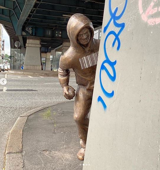 visitHamburg's tweet photo. „Graffiti Sprayer Man“ made of #bronze with a secret barcode - cool #guerilla action in #Hamburg city! #Artist is supposed to be #MohamedSmith!🔝
Pics by jackiebrownie
#urbanart #streetart #streetarthamburg #cityinvasion #graffitisprayer #installationart #mysteriousartist https://t.co/YzP3363QJy