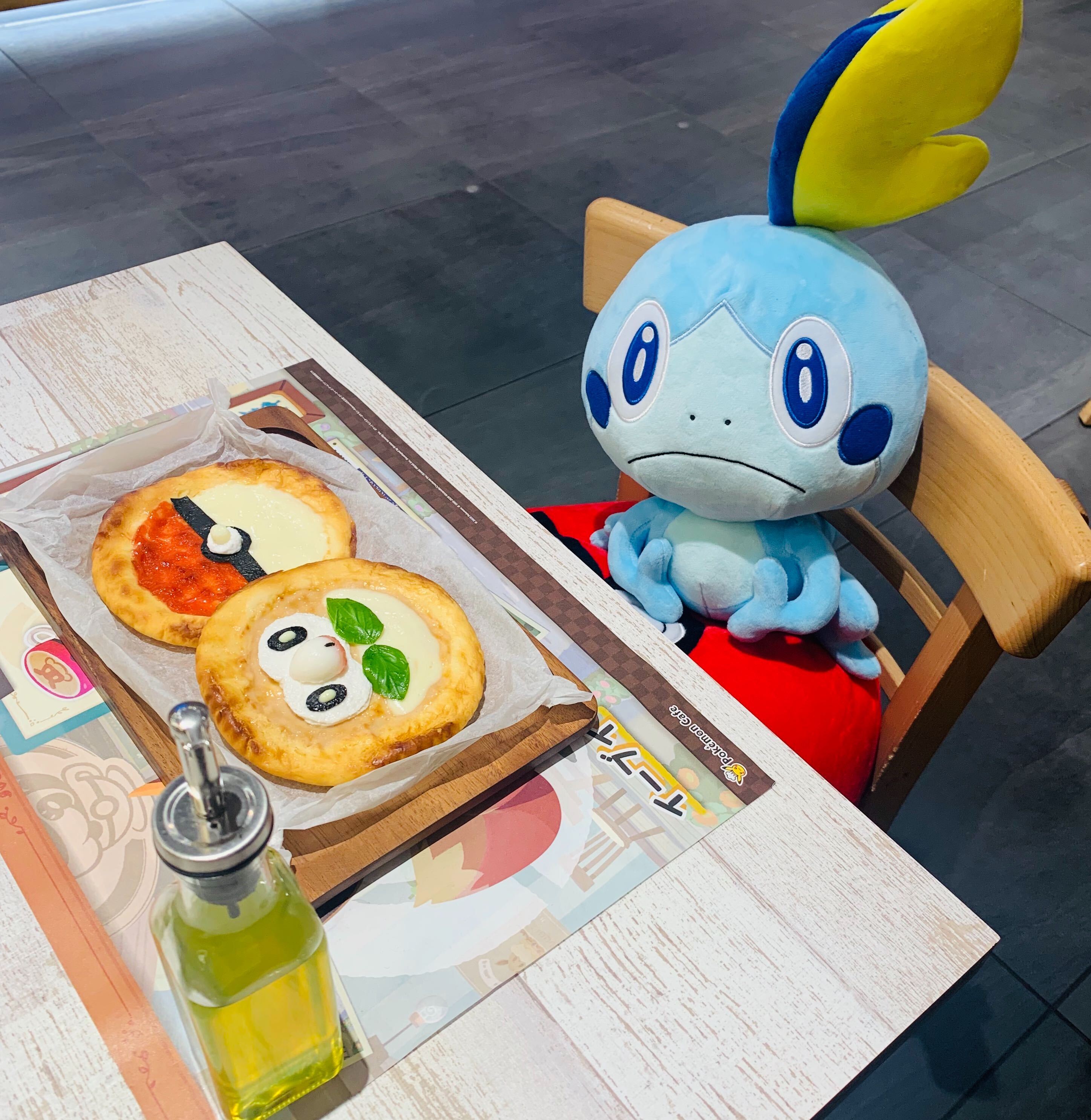 Pokemon Cafe Mix公式 ヒバニーたちも ポケモンカフェ の Pokemon Cafe Mix メニューが気になるみたいです 見ているだけでおいしそう 実は 本物にそっくりなこのメニューは食品サンプルなんです ポケモンカフェミックス T Co Dogmrc7h0c