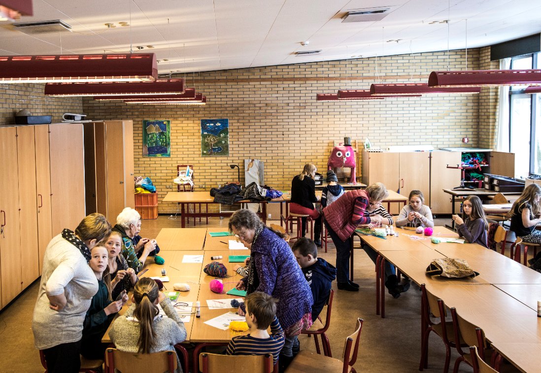 Realdaniadk's tweet image. Har din kommune eller skole et indeklimaprojekt, der kan hjælpe andre med at forbedre indeklimaet i skolerne? Så kan du nu indstille det til vores kommende publikation. #indeklima #skolechat #skolepol #kompoldk realdania.dk/projekter/inde…