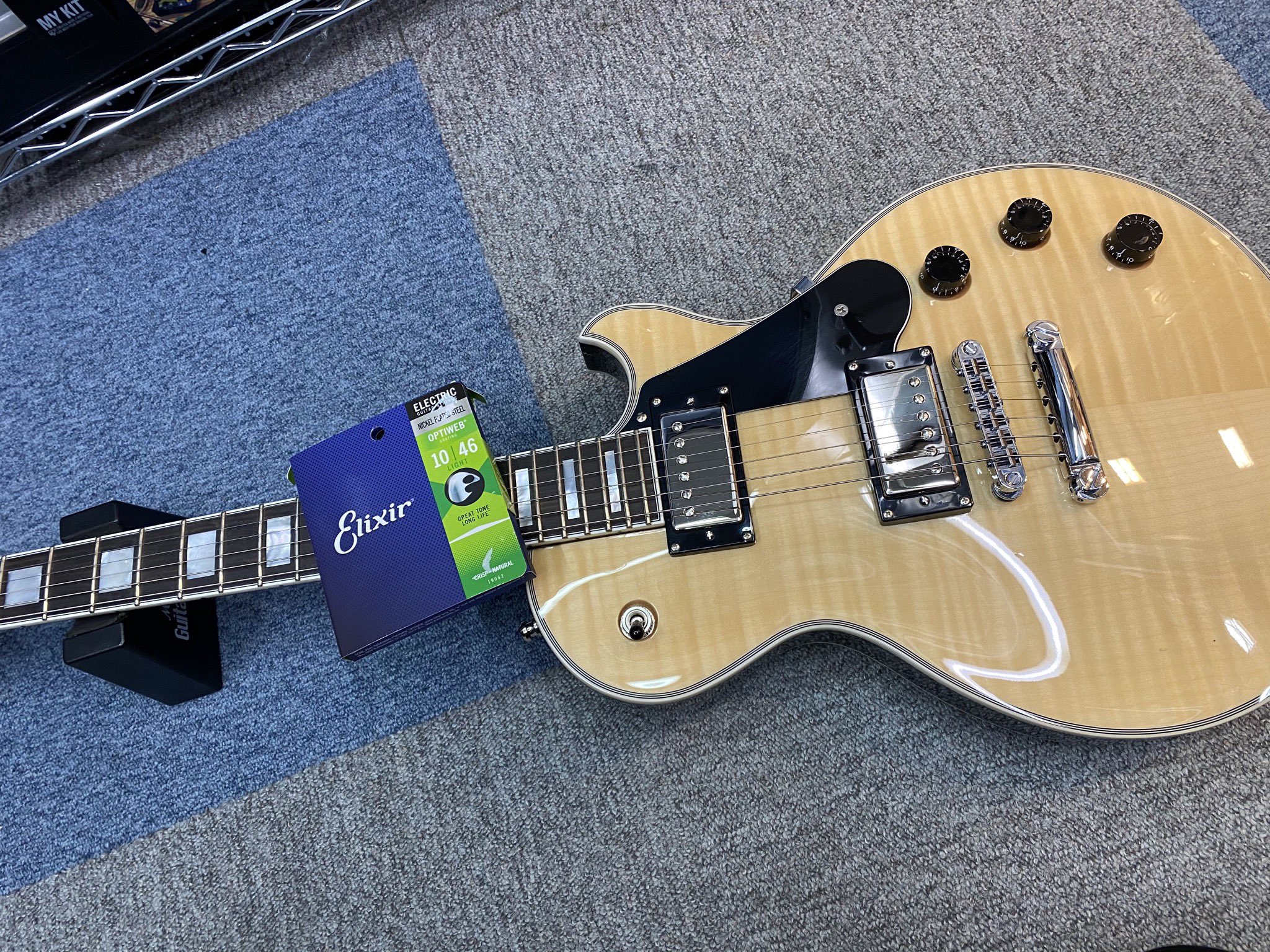 佐野 継雄 久々に10 46張ってみた 普段は指に優しい09 42ですが レスポールで半音下げと1音下げやるので少しだけ弦太くしました ちなみにこのギターはschecter Solo2ですわよ ミディアムスケールのレスポールタイプです Schecter シェクター T Co