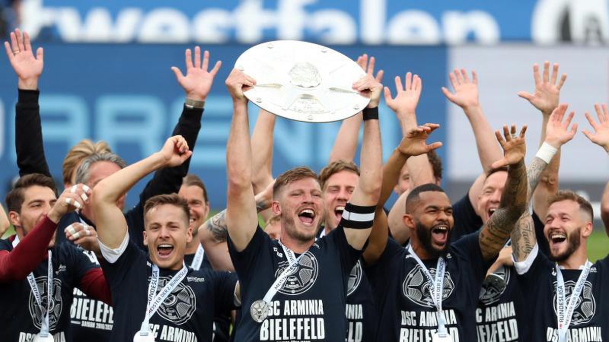 Arminia hat an impressive 2019/2020 campaign, winning the championship 10 points ahead of runners up Stuttgart in a promotion race many had predicted to be between HSV, Stuttgart, Nürnberg and Hanover. Bielefeld surprised everyone, with most goals scored, least goals... 3/x