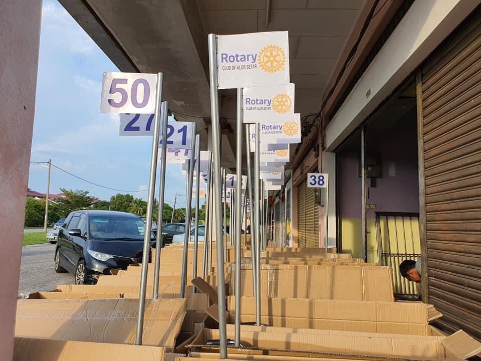 The needs of our community in healthcare are important to us. The Rotary Club of Alor Star handed over 50 wheelchairs to Hospital Sultanah Bahiyah to bring ease to patients who need it.  

We listen.
We plan.
We deliver. 

#rotaryclubofalorstar #rotary3300 #peopleofaction