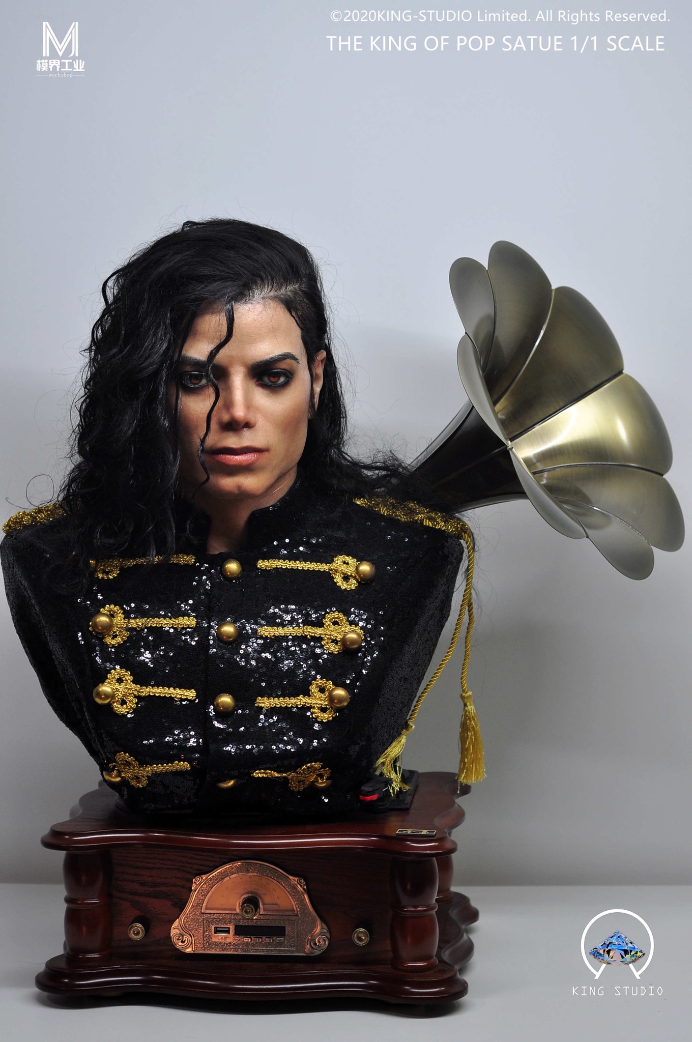 MJNEWS & King of Shop on X: LAST CHANCE to get your Billie Jean look with  this amazing OFFICIAL Michael Jackson Billie Jean Jacket and LED glove!!!     / X