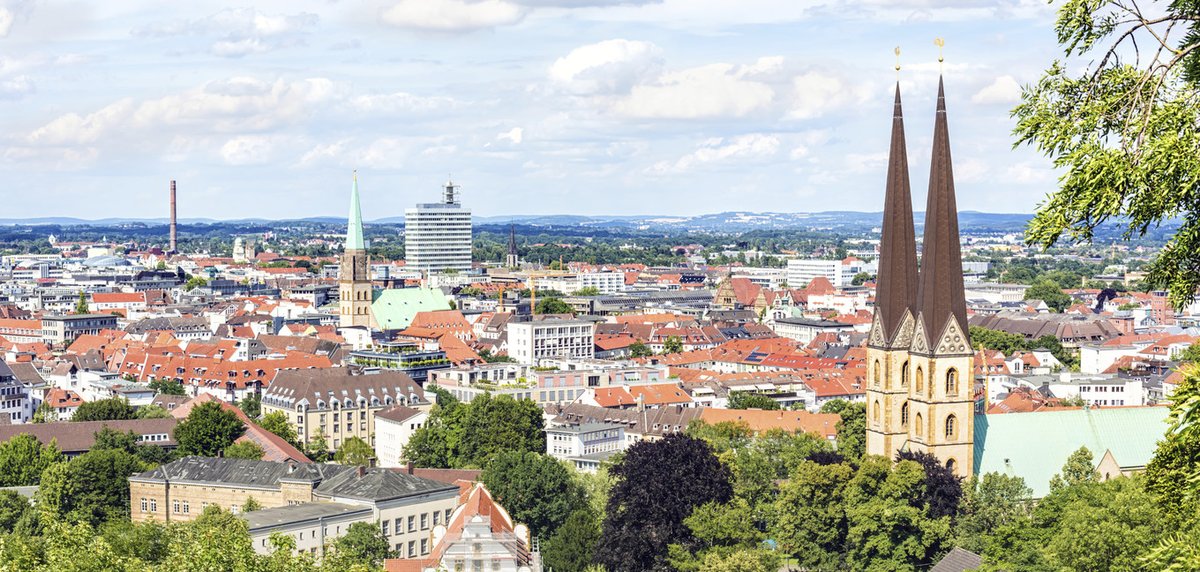 ...cuts right throw the city of Bielefeld. Bielefeld is located approx. 100km either way between Hanover and Dortmund, and has around 325k inhabitants. It's a university city and the home to international companies like Dr. Oetker, Schüco or DMG Mori. It is very green.8/x