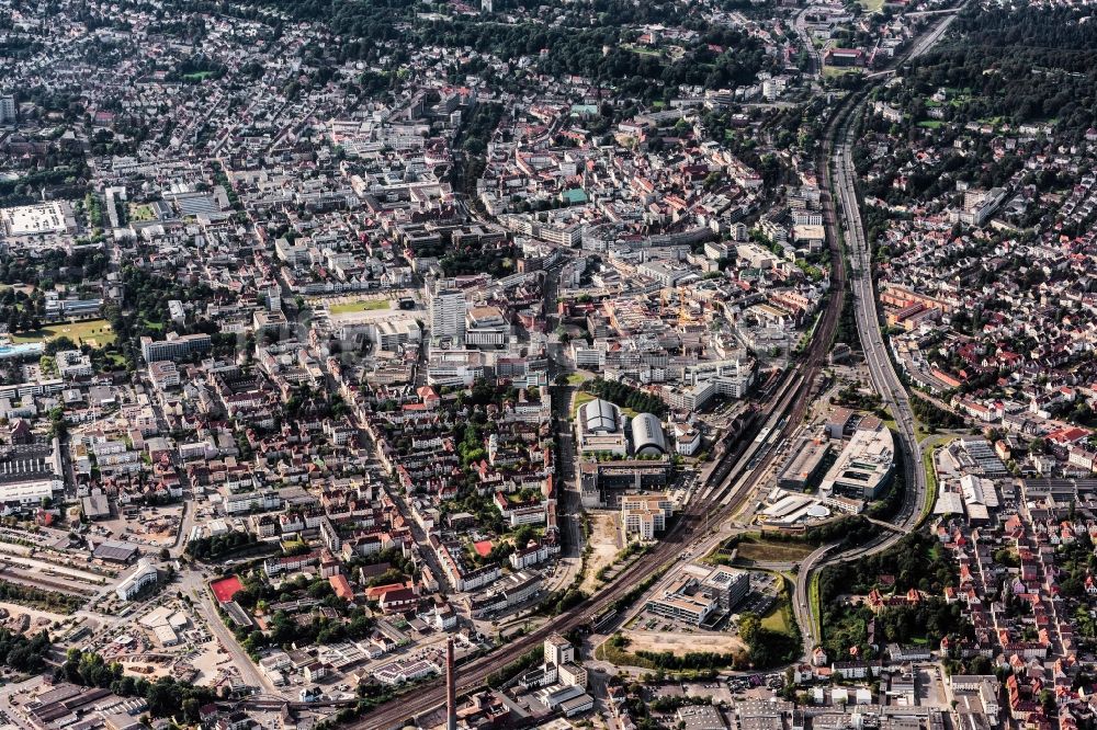 ...cuts right throw the city of Bielefeld. Bielefeld is located approx. 100km either way between Hanover and Dortmund, and has around 325k inhabitants. It's a university city and the home to international companies like Dr. Oetker, Schüco or DMG Mori. It is very green.8/x