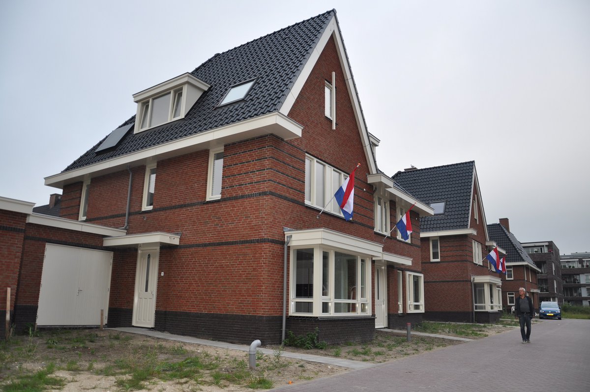 Gisteren opgeleverd! Na een laatste inspectieronde van onze uitvoerder Hans. Laantje van Welgelegen: wonen in het hart van Voorhout. Stijlvolle twee-onder-een-kapwoningen en vrijstaande woningen. Met de oplevering van deze woningen is dit stukje Voorhout compleet. Welkom thuis!