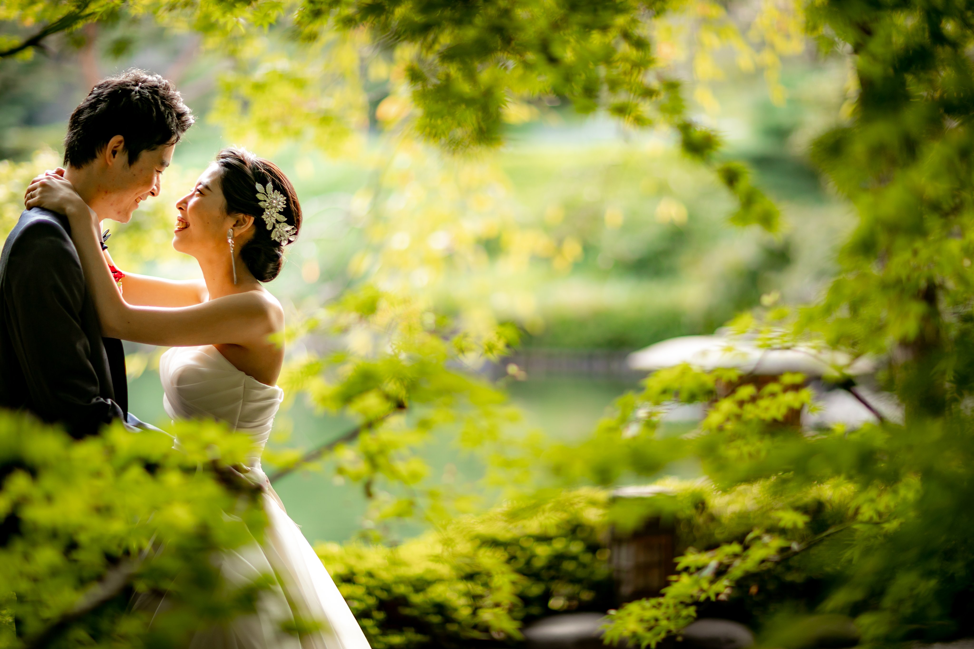 八芳園 結婚 という人生の節目を どのように迎えるべきか 悩みながらも 結婚式に向き合ってくれている新郎新婦様がいます オンラインとリアル ふたつを結び合わせて お二人の思い描く結婚式と未来を 私たちはカタチにしていきます オンライン