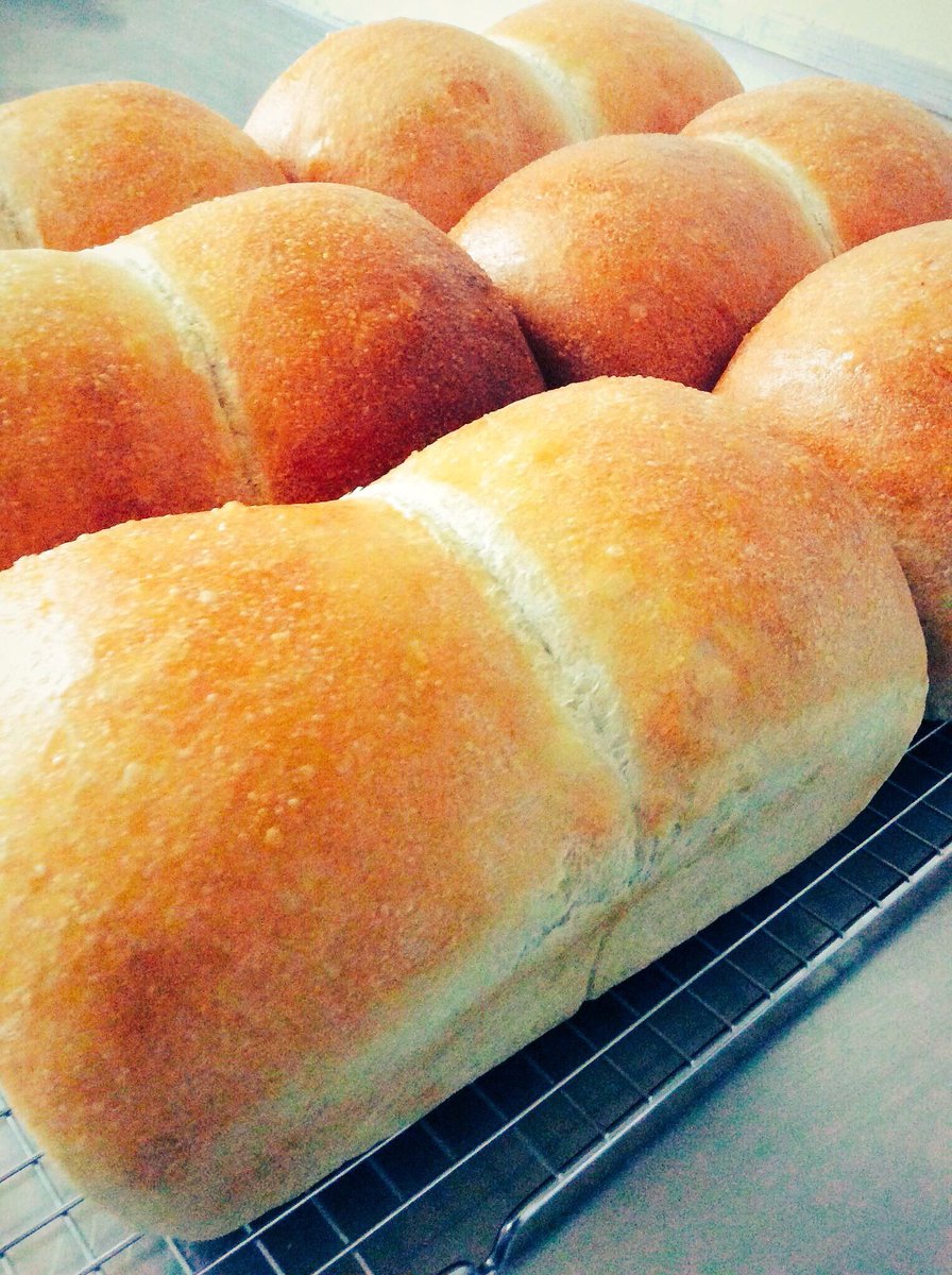 Happy Thursday!

Today we have:
🧡Spicy Chicken Bacon Penne 
💜Tomato Basil Soup
🧡Chocolate Chip Banana Bread

Coffee is on, see you soon!☕️