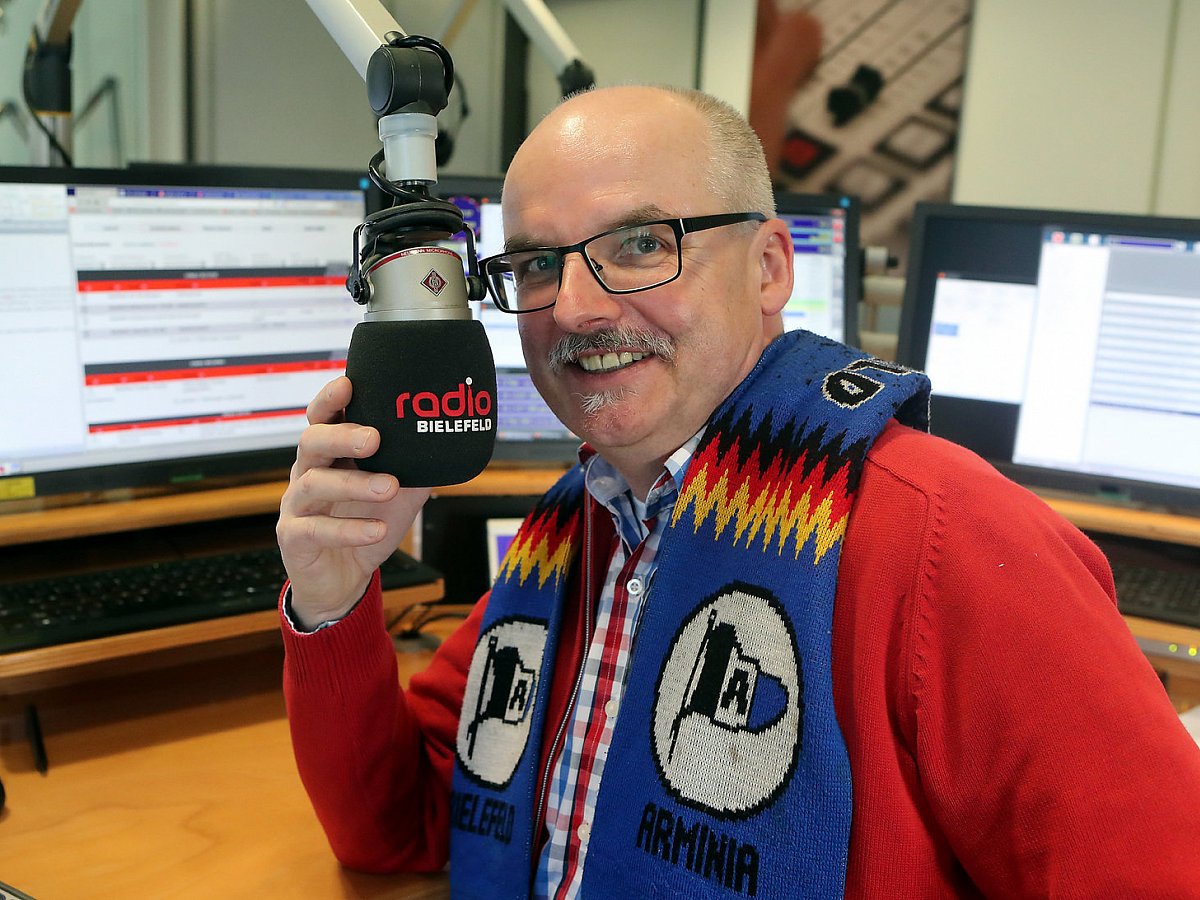 The grounds our stadium is now situated on belonged to a farmer called Lohmann, which is also the name of our Mascot.But our real mascot is Dr. Ulrich Zwetz, or Uli Zwetz. Uli works for  @RadioBielefeld and is a commentator of Arminia Bielefeld games since...15/x