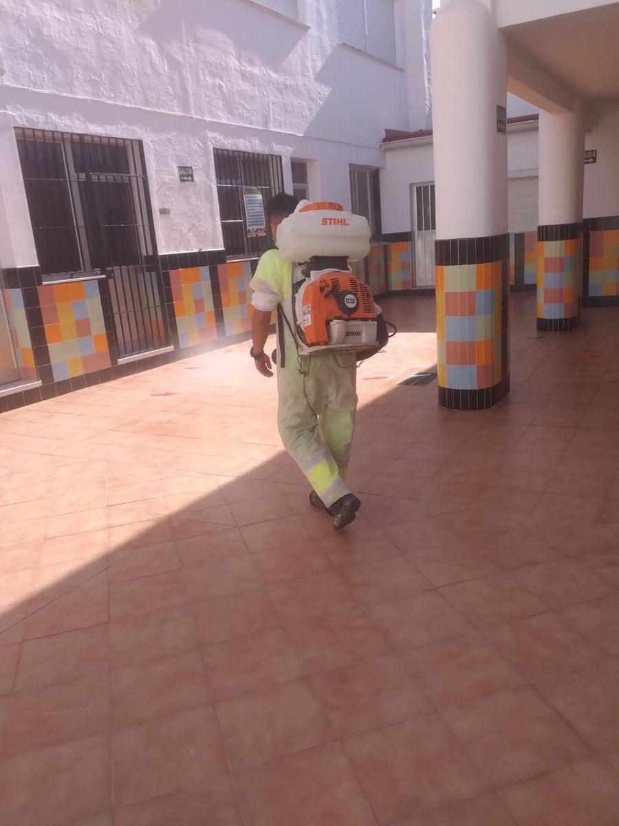 CHIPIONAALDIA's tweet photo. El Ayuntamiento de Utrera trabajó a destajo para que hoy los centros sean “más seguros” https://t.co/b5mj4NdBrj https://t.co/TYOyo6fGZG