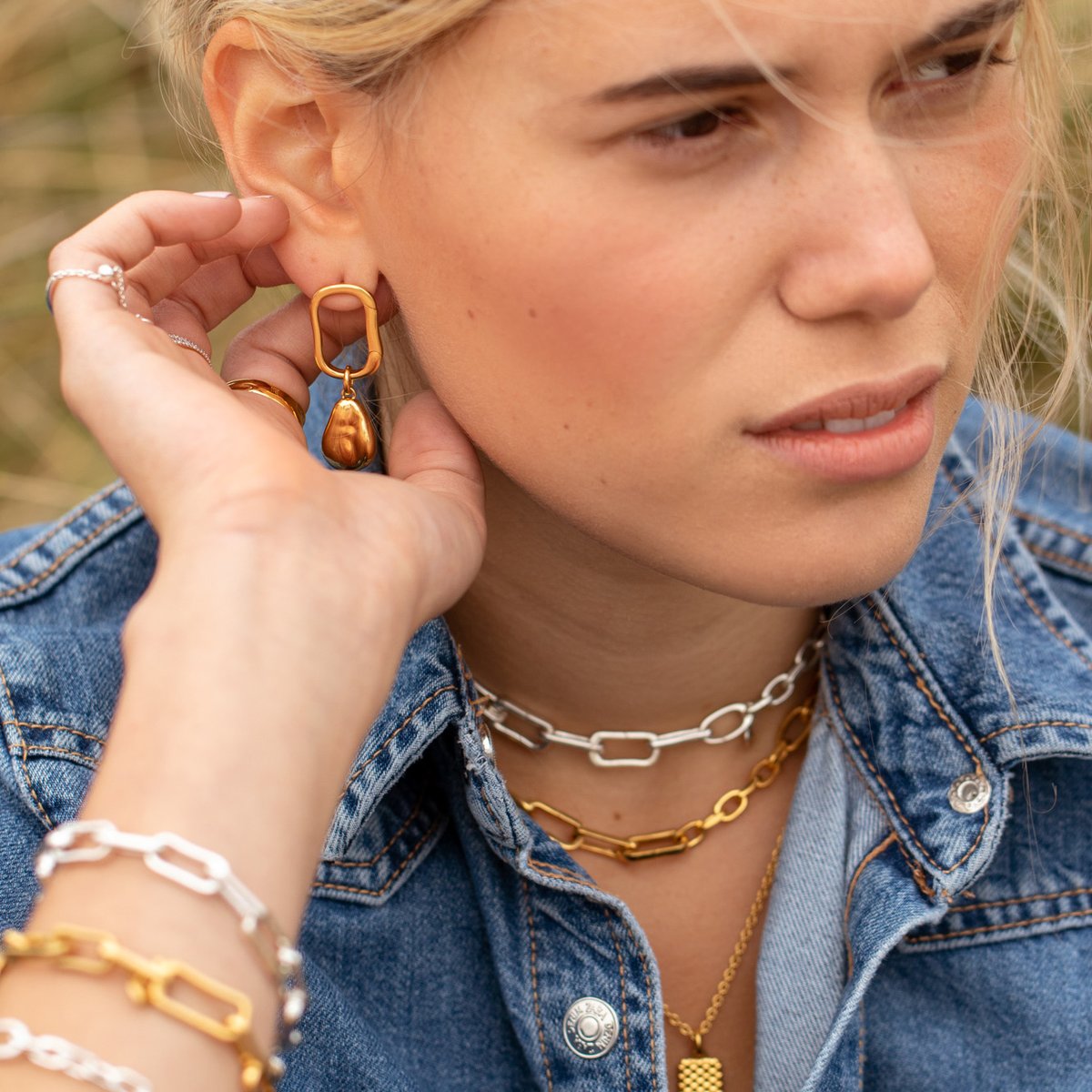 MEET BELLA. Loves bold gold, but also loves Sterling Silver. Can’t pick a favourite and so wears both. She also knows that mixed metal chain layering looks as good on a blustery beach walk as it does for a drink with the girls after work.
bit.ly/3iauc8k