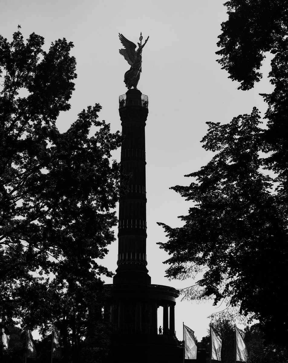 FanaticPhoto's tweet photo. The Victory Column , Berlin, Germany. #Berlin #victorycolumn #germany 
#streetphotography 
#bnwphotography #blackandwhitephotography #monochrome #appicoftheweek #blackandwhitephotographymagazine #spicollective @GlasgowPhotoGal https://t.co/Vsk7SPIR9f