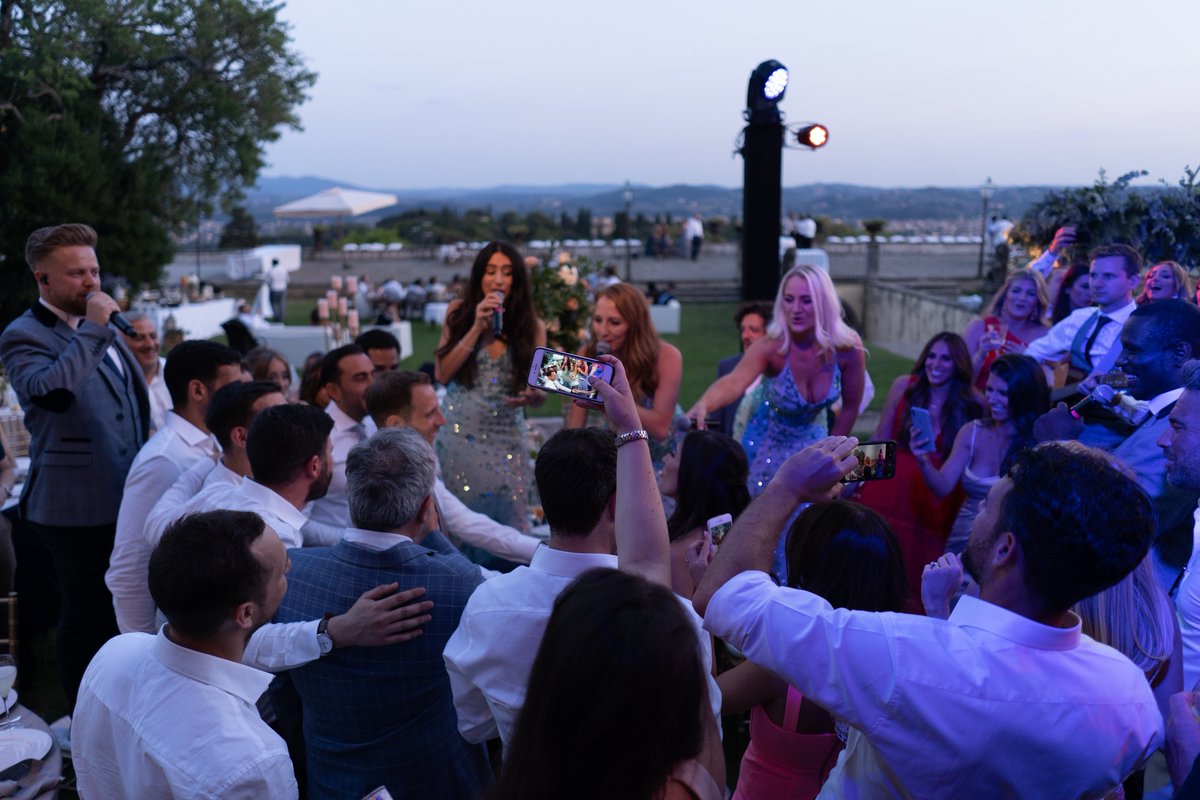 #TBT this epic singalong  on the dance floor in Florence during a dinner set! 💫We treasure these moments ❤️