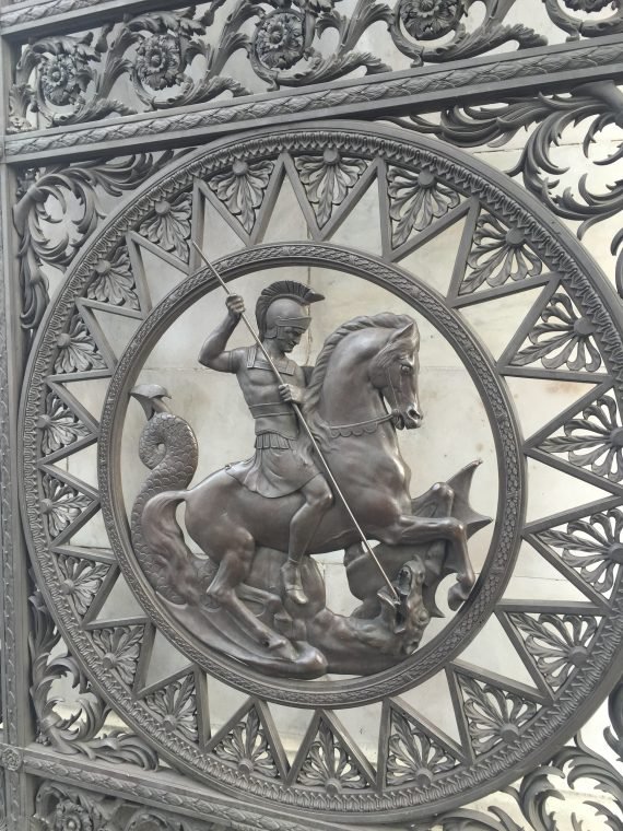 The gatesOriginally planned to be cast in “mosaic gold”, the central gates were actually cast in less expensive bronze. Each gate features the same: a lion at the top, George IV’s cypher in the middle & St George slaying the dragon. The smaller side gates were added in 1851.