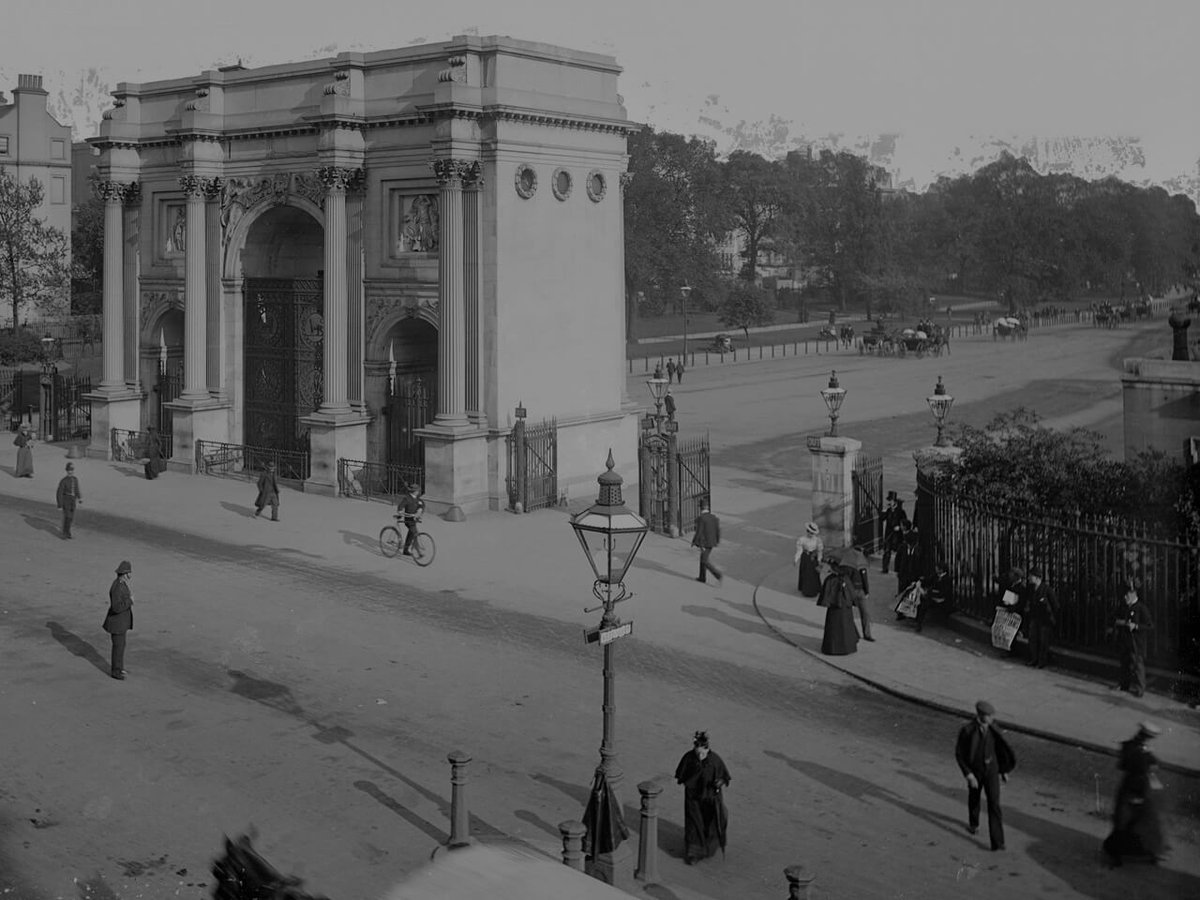 The Arch stood as a formal gateway to Buckingham Palace for 17 years, it was overshadowed by Blore’s enlarged Buckingham Palace.In 1850 the decision was taken to move the Arch, where it would form a grand entrance to Hyde Park in time for the Great Exhibition of 1851.