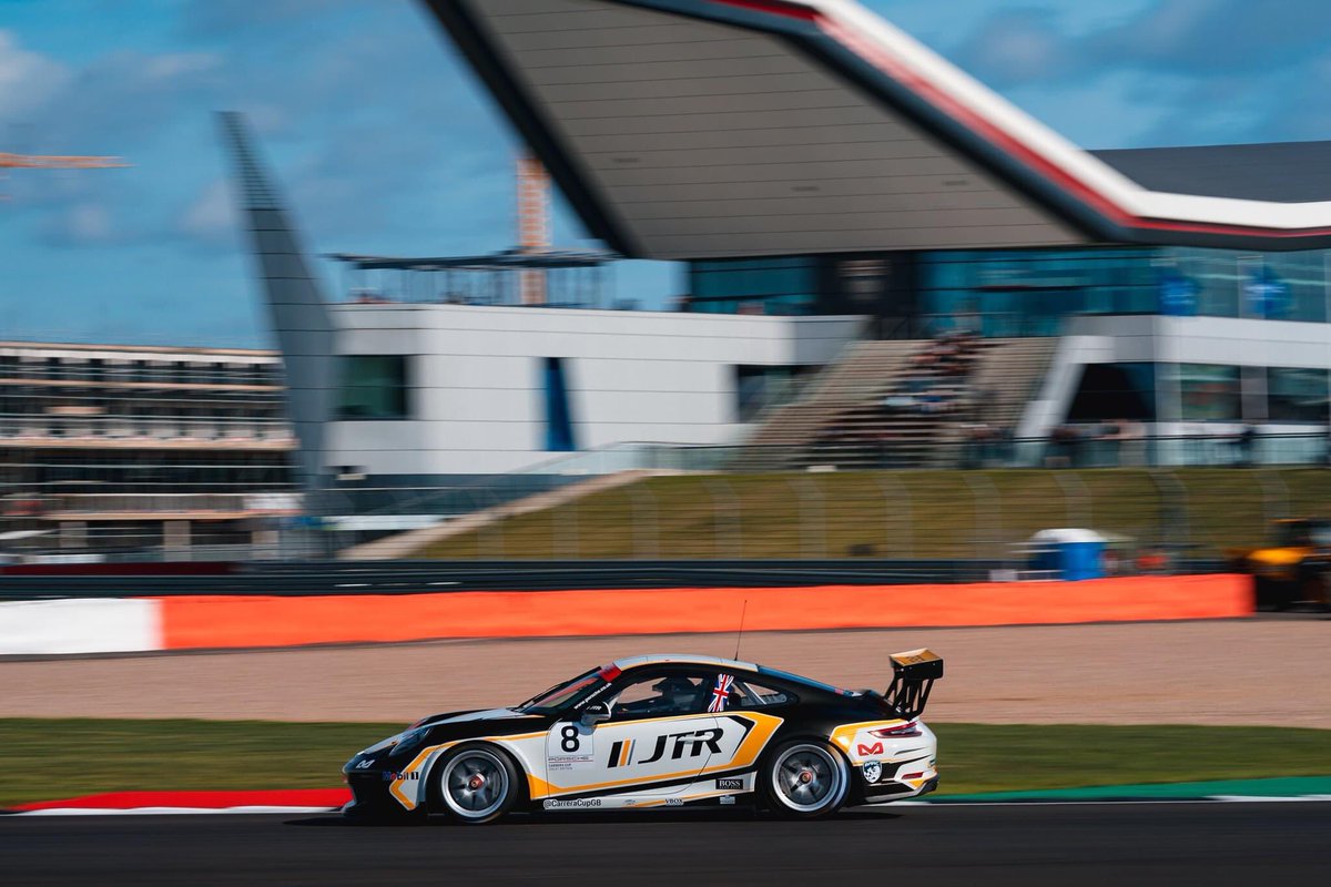 Team_JTR_'s tweet photo. 🔄🔄#ThrowbackThursday🔄🔄
 
Its back 🔙 to 2019 @FIAWEC🇬🇧 #CarreraCupGB🇬🇧 @SilverstoneUK 

📍#DH33 #P1 &amp; #P4 + #Pole #FL
📍#JO71  #P8 &amp; #P7
📍#AK08 #P3 #AmClass 

🔶#TeamJTR🔶#TeamTandy🔶
#FollowTeamJTR🔶#TandyLand🔶 https://t.co/DykfsCHsLT