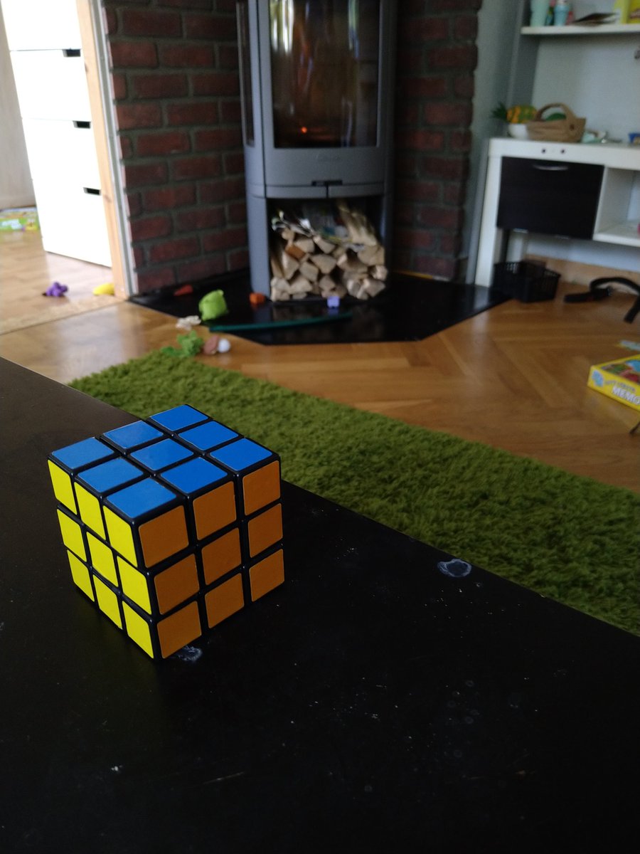 Hippieprepp's tweet photo. Kalla mig konservativ men jag förstår inte samhällsnyttan i att jag lär mig lösa Rubics kub. #pappaledig https://t.co/VqUPs84ueG