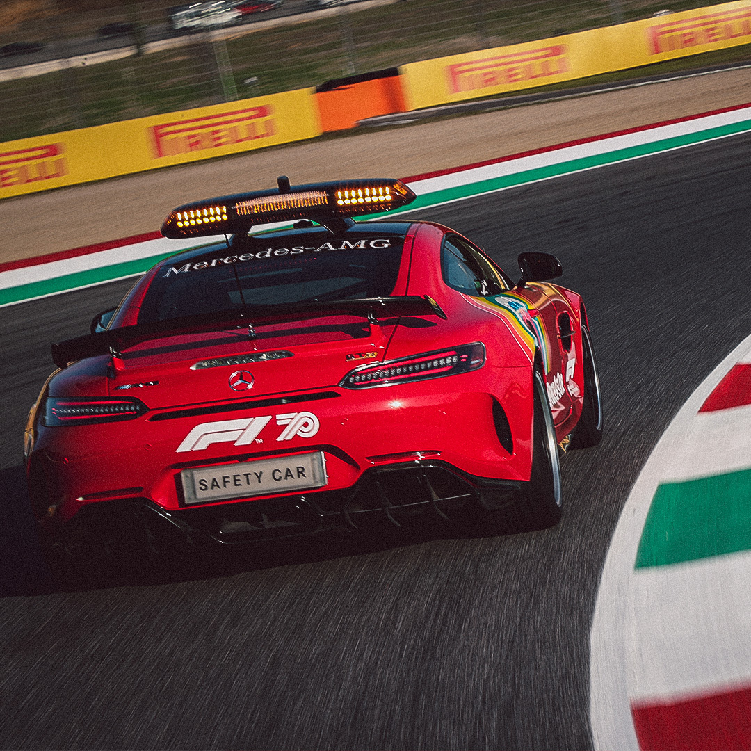 MercedesBenz's tweet image. Special occasions require special outfits - that’s why we‘ve dressed our @MercedesAMG Safety Car in red to mark Scuderia Ferrari’s 1000th @F1 Grand Prix. 🏎 Congrats on the milestone! 🎈