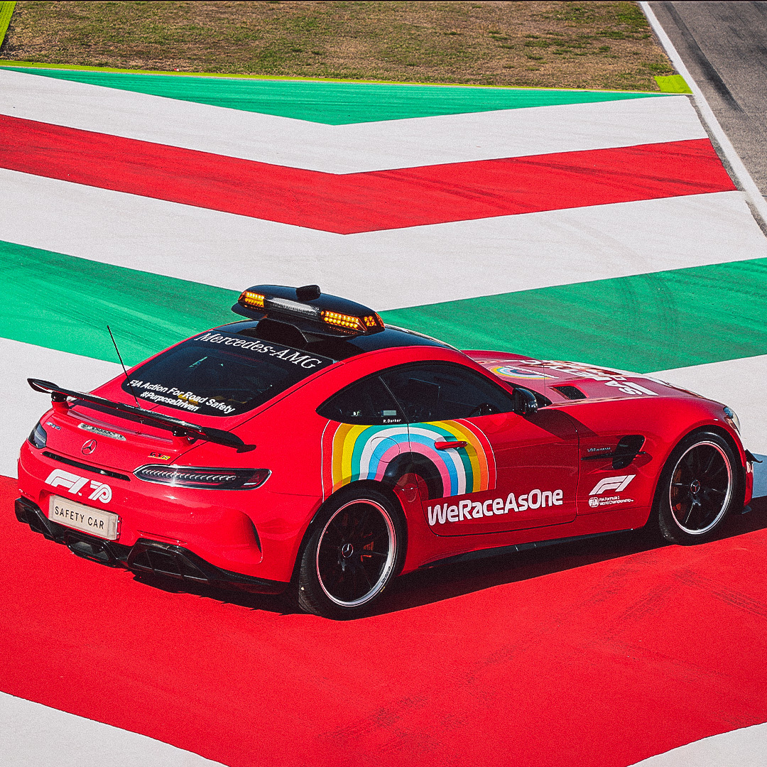 MercedesBenz's tweet image. Special occasions require special outfits - that’s why we‘ve dressed our @MercedesAMG Safety Car in red to mark Scuderia Ferrari’s 1000th @F1 Grand Prix. 🏎 Congrats on the milestone! 🎈