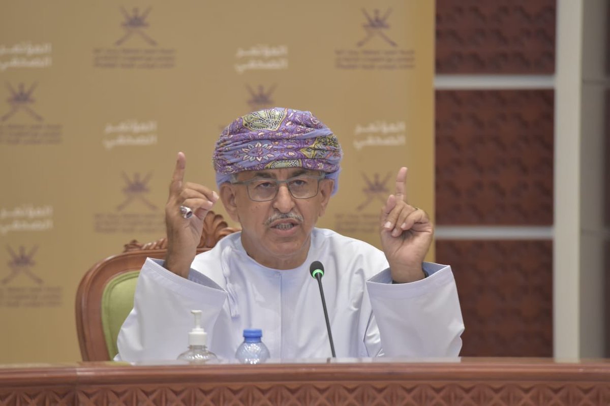 OmaniMOH's tweet photo. وزير الصحة خلال #المؤتمر_الصحفي_للجنة_العليا علينا ان نفكر في ابنائنا العاملين الصحيين وخصوصا المشرفين على اجنحة تنويم المصابين بـ #كوفيد_19 الذين يرتدون الملابس الواقية والكمامات لمدة 8 ساعات متواصلة، وإذا ما استمر هذا الوباء فإن الاعياء سوف يزداد عليهم. https://t.co/B0WiYrdvW3