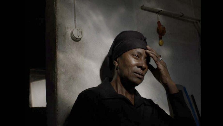 Ein eindringlicher, tiefschwarzer Film über eine kapverdische Witwe, die in den Slums von Lissabon lebt. Pedro Costas neuer, in Locarno mit dem Hauptpreis ausgezeichneter Film VITALINA VARELA läuft ab heute im Heidelberger <a href="/karlstorkino/">Karlstorkino</a>   bit.ly/3bJYv3r