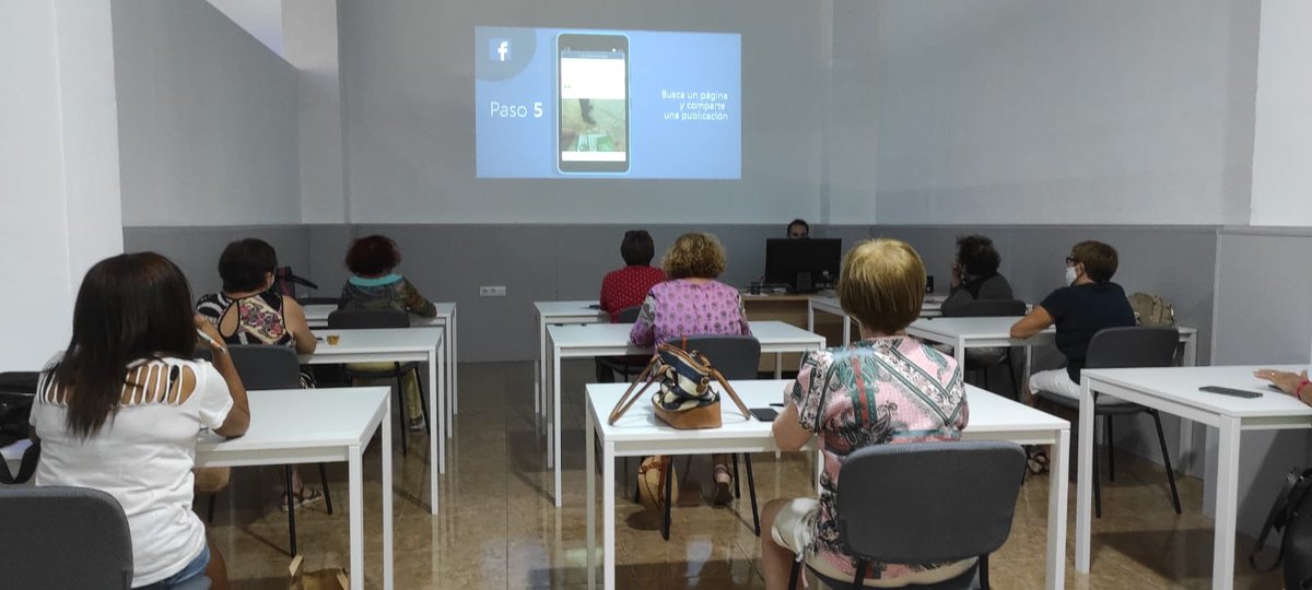 CyberArenaGames's tweet photo. Muy orgullosos de nuestr@s alumn@s, que han completado durante 8 semanas el curso gratuito de nuevas tecnologías para personas de más de 60. 🙌🏼❤️⌨️ ¡Muy pronto empezamos otro!

#CyberArena #Dénia #TalleresGratuitos https://t.co/aJS3N5sNQT