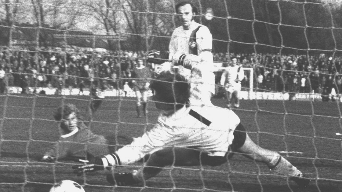 Let's close this thread out with two anecdotes from Arminia Bielefeld's vast lore: The first story is about how we even suck at cheating. Back in the 70s things weren't looking to good, so as was the fashion back then the club officials decided to bribe Schalke.24/x