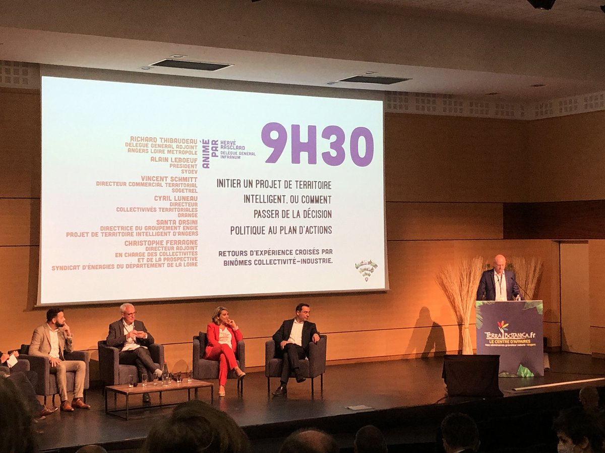 Heureux de retrouver la communauté #smartcity #angers pour les Ateliers territoires connectés ! <a href="/orsini_santa/">Santa Orsini</a> présente les premiers  pas du projet territoire intelligent : plus de 150 réunions de travail en 6 mois 👍