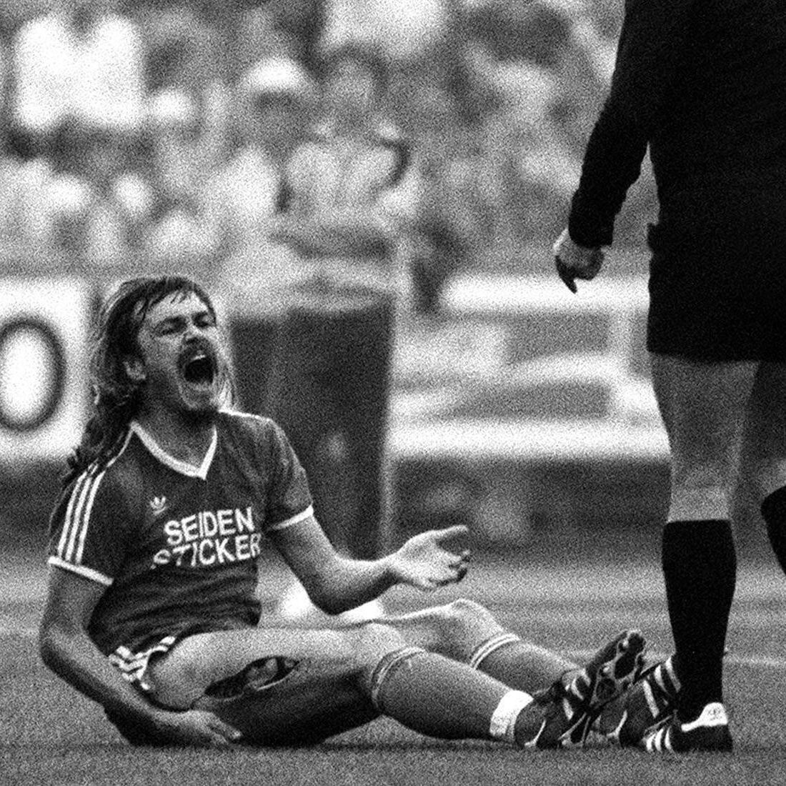 Another story is that one time our player Ewald Lienen was tackled so brutally his thigh got cut down to the bone. He wasn't too happy and threw some fists around. Our club did the only sensible thing – and commemorated this injury with *checks notes* a sock. As you do.27/x