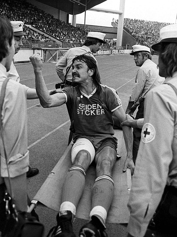 Another story is that one time our player Ewald Lienen was tackled so brutally his thigh got cut down to the bone. He wasn't too happy and threw some fists around. Our club did the only sensible thing – and commemorated this injury with *checks notes* a sock. As you do.27/x