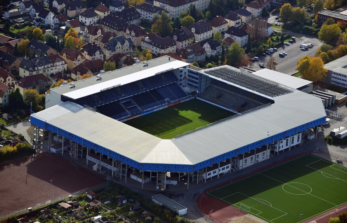 Let's finish with a fun fact for all english speakers: Our stadium Schüco Arena, like Anfield, is located in midst of housing in a densely populated area in Bielefeld. In Germany, this is called an "english stadium" – and it's the last of its kind in Bundesliga.28/x