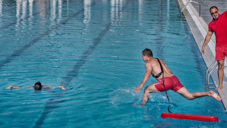 SportBeerse's tweet image. word redder?!
Op dinsdag 27 oktober start in het #zwembad van #Arendonk de cursus hoger #redder! meer info resqvzw.be/cursussen/redd… 
#sportersbelevenmeer #sportbeerse