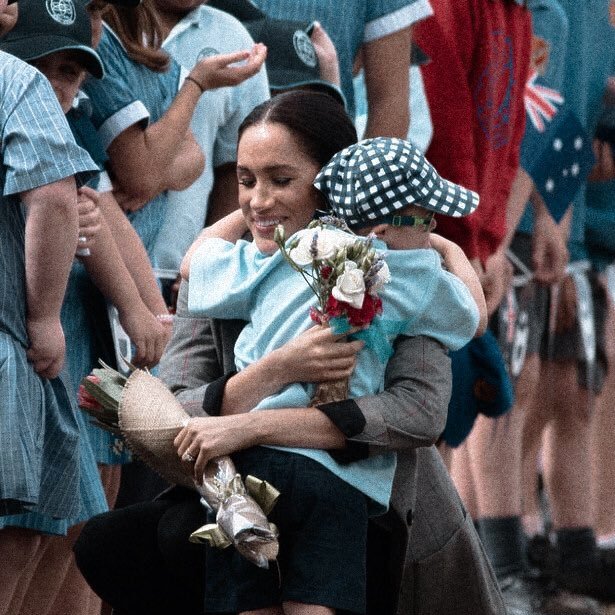"Hugging is against Royal protocol, Royals are not supposed to give hugs. That's why no one likes Meghan, she doesn't follow rules"Meghan Markle anyway: