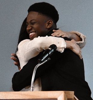 "Hugging is against Royal protocol, Royals are not supposed to give hugs. That's why no one likes Meghan, she doesn't follow rules"Meghan Markle anyway: