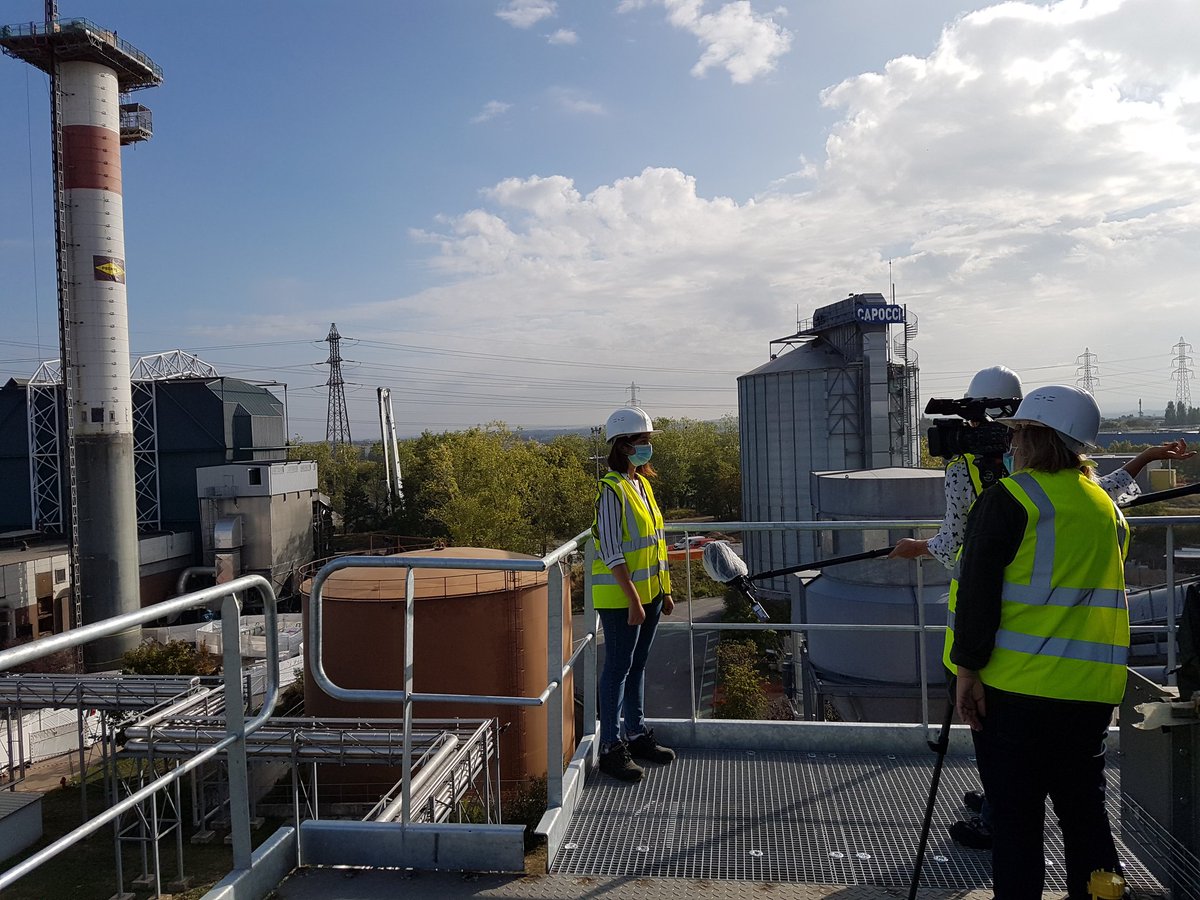 AudreyComDD's tweet photo. Tournage #France3 en cours à la chaufferie des Bellevues qui alimente le #reseaudechaleur de @CergyPontoise95 
Déconstruction de la cheminée charbon de 64 m ! https://t.co/XyXH9bvcau