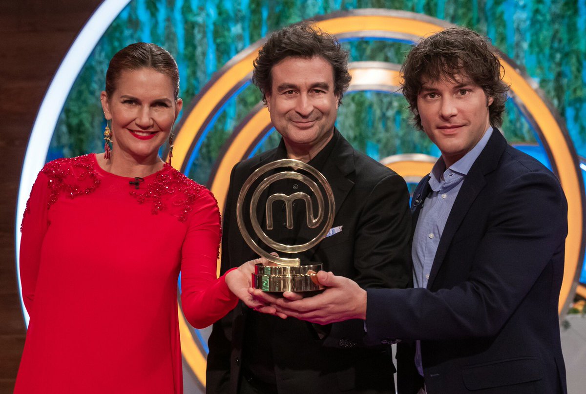 MasterChef_es's tweet photo. ¡EXCLUSIVA! La quinta edición de #MasterChef Celebrity se estrenará el próximo MARTES 15 a las 22.10 en @La1_tve https://t.co/5KB3O2GWnE #MCCelebrity https://t.co/M5VsBMZsEL