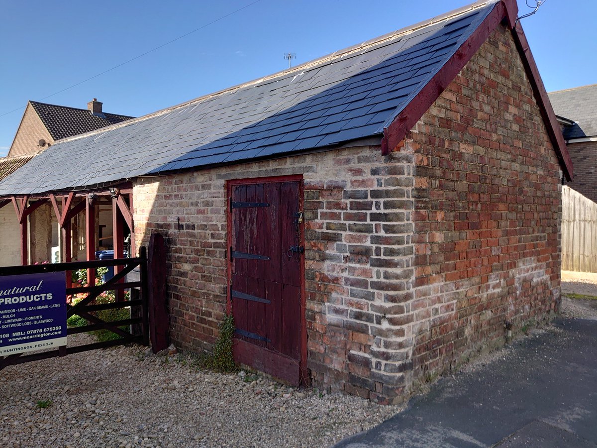 PaulMagan2's tweet image. The #OSBenchmark on the brick barn next to 20-22 Somersham High Street. Don't know much about the barn but the cottage was built late 17th century and a timber framed extension added to the left in the 19th century (8.123m Above Sea Level). @FascinatingFens @OrdnanceSurvey