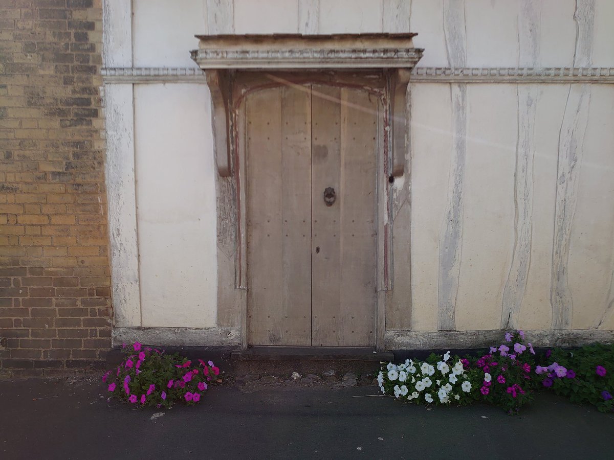PaulMagan2's tweet image. The #OSBenchmark on the brick barn next to 20-22 Somersham High Street. Don't know much about the barn but the cottage was built late 17th century and a timber framed extension added to the left in the 19th century (8.123m Above Sea Level). @FascinatingFens @OrdnanceSurvey
