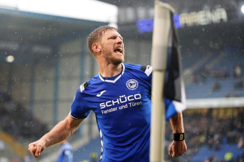 ..to first league without switching clubs. A true legend. When he leads Arminia onto the pitch for our first match against Frankfurt, this will be a dream come true for Fabian Klos at 32. What a beautiful story! 30/x