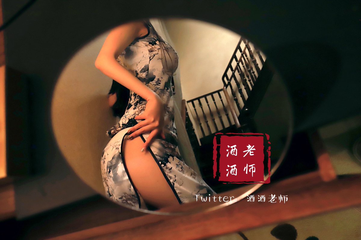 【初闻不识影中意，再看已成镜中人。】

袜品：@Lingerie_0 

酒酒图册本期预告📽 https://t.co/NKCcicnm9y