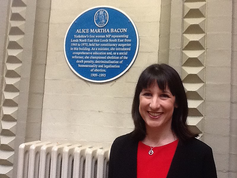 As only the second woman MP to represent a Leeds constituency, I am in awe of what Alice Bacon achieved. She was an inspiring & groundbreaking woman of Westminster and of Leeds politics. In 2019, I unveiled a blue plaque for her at  @leedscornex where she held her surgeries. (5/5)