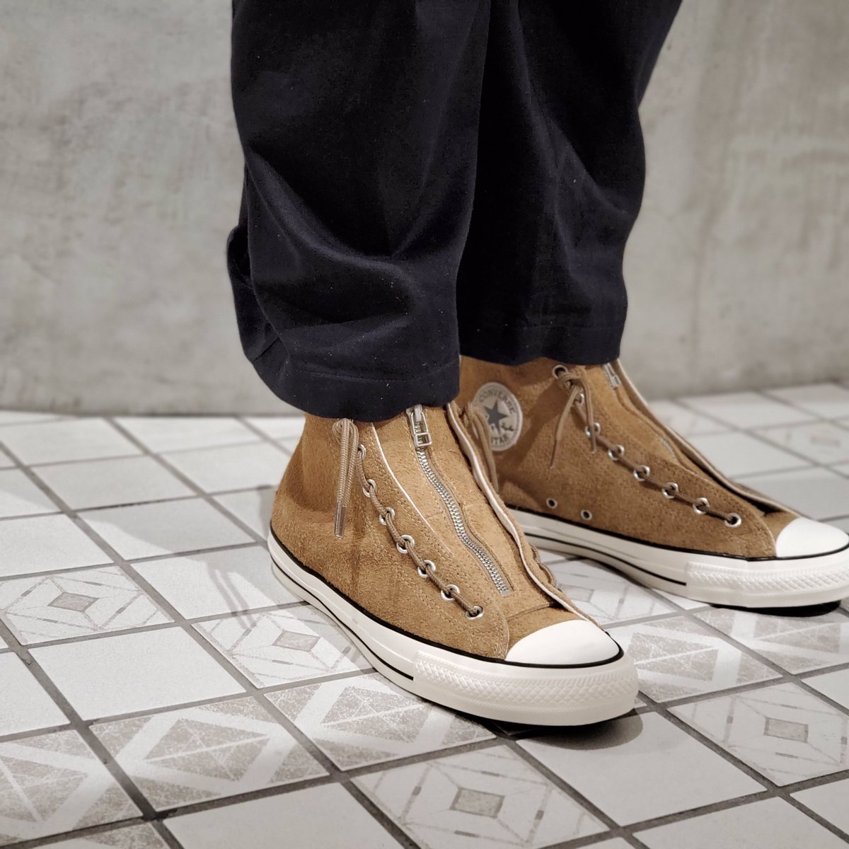 wa_by_converse's tweet photo. 毛足の長いラフなスエードとセンタージップのパーツを採用したブーツライクに着用可能なオールスター

ベージュ、ブラックの2カラー

——
【9/8発売】
SUEDE ALL STAR 100 CENTERZIP HI
¥1,5000+tax
#whiteatelierbyconverse #converse #allstar #allstar100 #zip #sneakers https://t.co/uRo02dVOlH