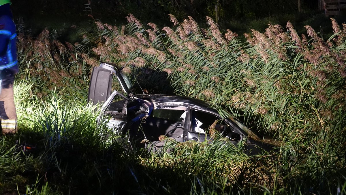 Beschonken Amsterdammer crasht in Venhuizen met in Purmerend gestolen auto tijdens politie-achtervolging [video]..