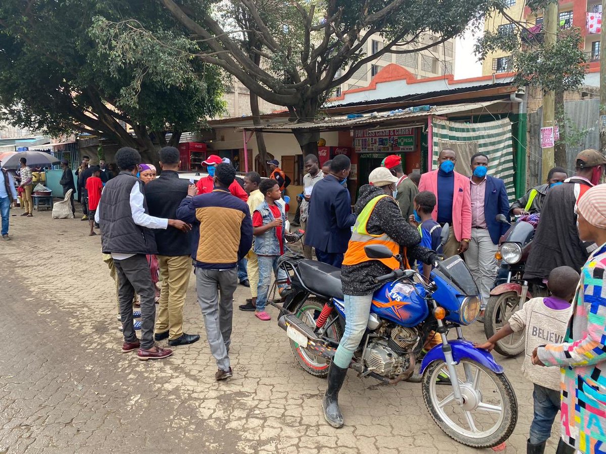 EngOdalimoses's tweet photo. Members of National a Youth Response Network led by their national convener Alex Matere distributes masks time residents of Eastlegh in Nairobi.
#kunatumaini #USAmarafiki @USEmbassyKenya @USAmbKenya @SirAlexMatere https://t.co/HcT7kwwkYo