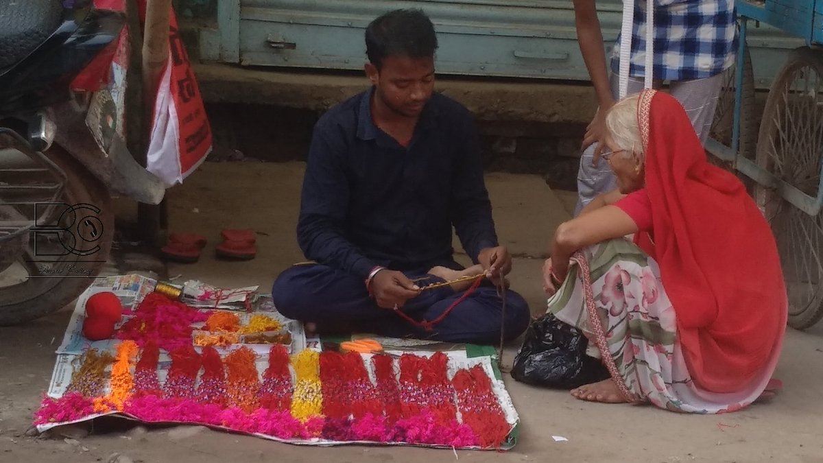 buxarcalling's tweet photo. माँ तो भगवान है।😘😘
ना उम्र की बेड़ी, ना ही कोरोना का डर...
हिम्मत और आस्था की अद्भुत तस्वीर। जिउतिया व्रत।
बक्सर कॉलिंग आज सच में धन्य हो गया ।
फोटो लोकेशन : मुनीम चौक, बक्सर। 
Buxar Calling - बक्सर कॉलिंग https://t.co/VPUbSAlb7z